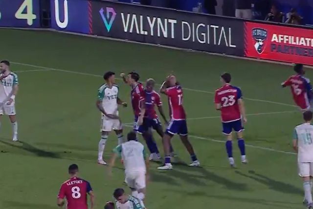 Vídeo: Musa marca de penálti e responde a provocação