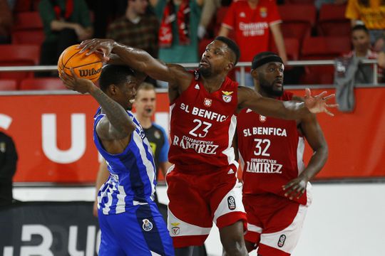 Toney Douglas no FC Porto e Benfica sonda Travante Williams