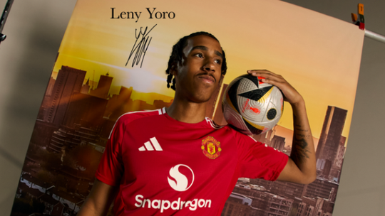 Oficial: Leny Yoro apresentado no Manchester United