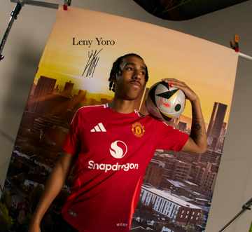 Oficial: Leny Yoro apresentado no Manchester United