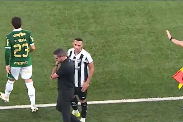 Artur Jorge levou bolada na cara: «Aguentei firme…» (vídeo)