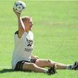 Um simples treino de Peter Schmeichel virou manchete de jornal. FOTO A BOLA