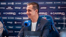 Renato Paiva responde a Textor: «É mais fácil dizer que sou retranqueiro...»