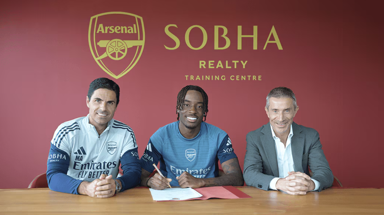 Madueke ao lado de Mikel Arteta no Arsenal