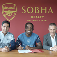 Madueke ao lado de Mikel Arteta no Arsenal