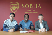 Madueke ao lado de Mikel Arteta no Arsenal