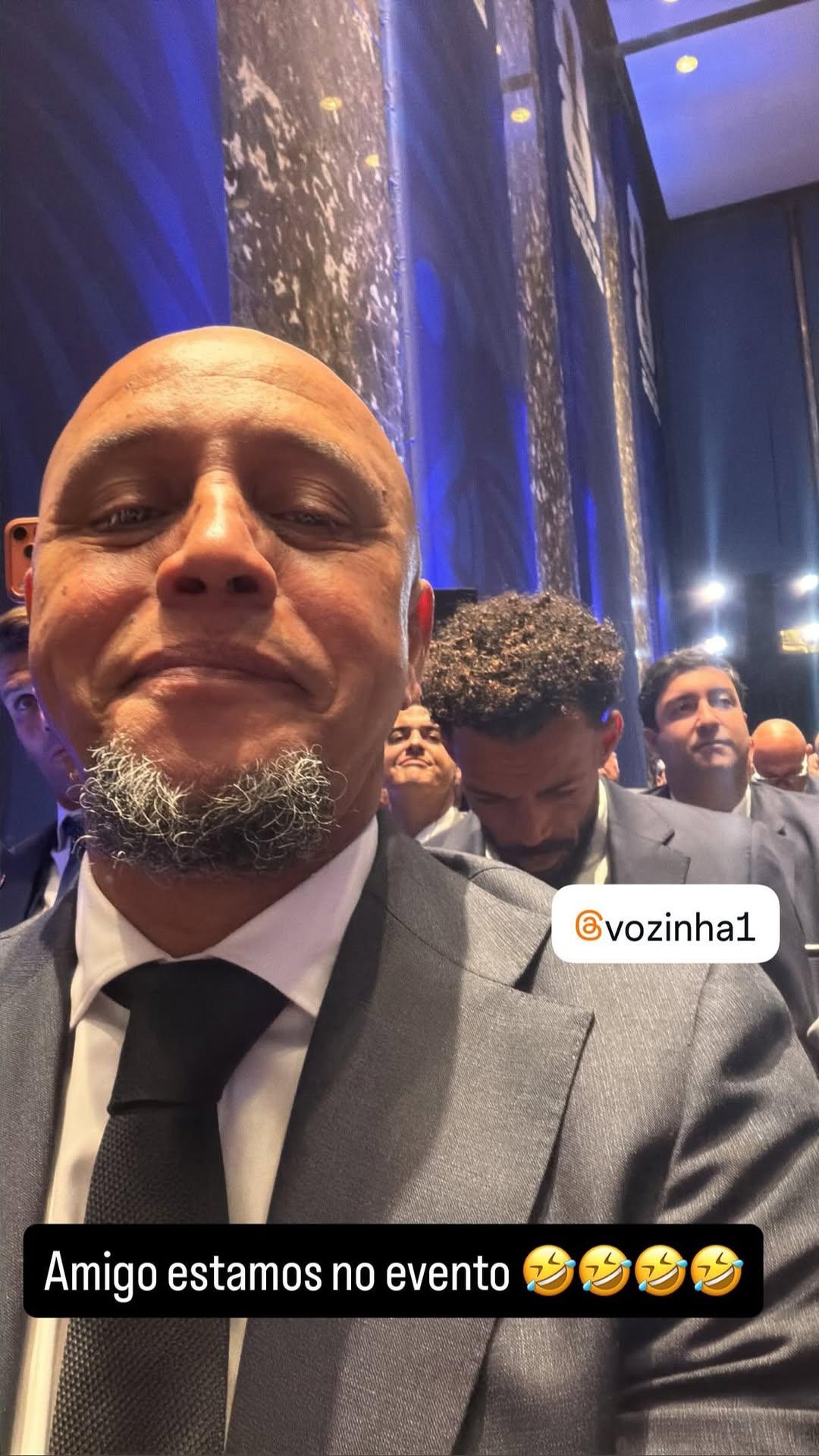 E apanhado por Roberto Carlos... - Instagram/Vozinha
