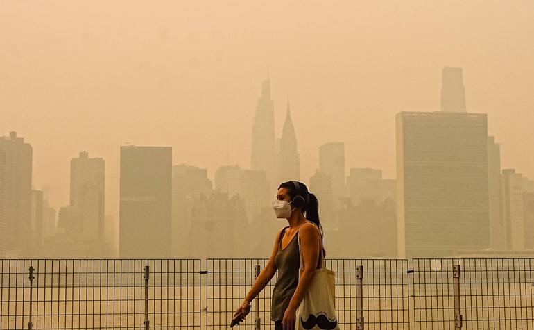 Qualidade do ar muito afetada em Nova Iorque devido a fumo de incêndios florestais no Canadá