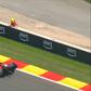 Lewis Hamilton espera boleia para voltar à box