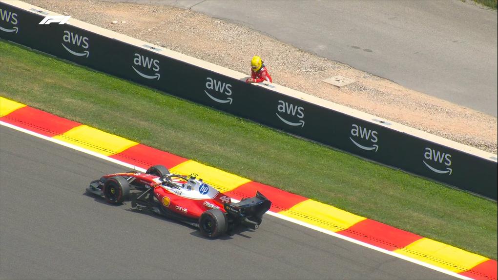 Lewis Hamilton espera boleia para voltar à box
