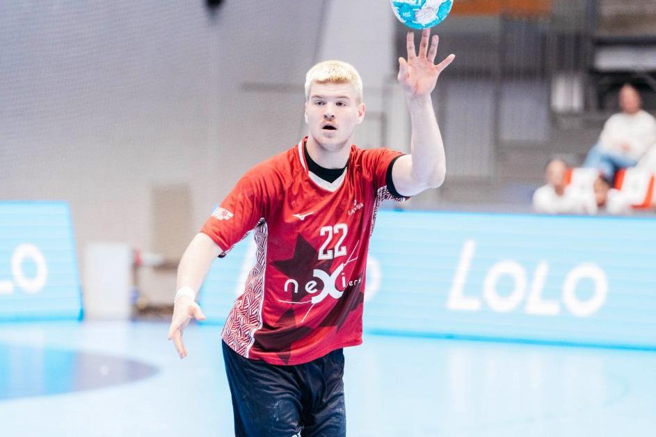 Aos 18 anos, Valdis Kalniņs está a bater todos os recordes no Europeu da Roménia. Foto Federação de Andebol da Letónia