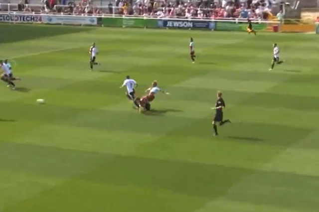 VÍDEO: a entrada que deixou em choque o futebol inglês