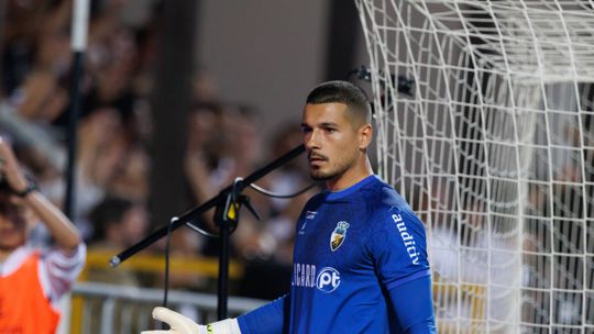 Bolas paradas fazem mossa na baliza do Farense