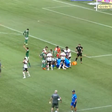 VÍDEO: jogador do São Paulo cai inanimado durante jogo com Palmeiras (imagens fortes)