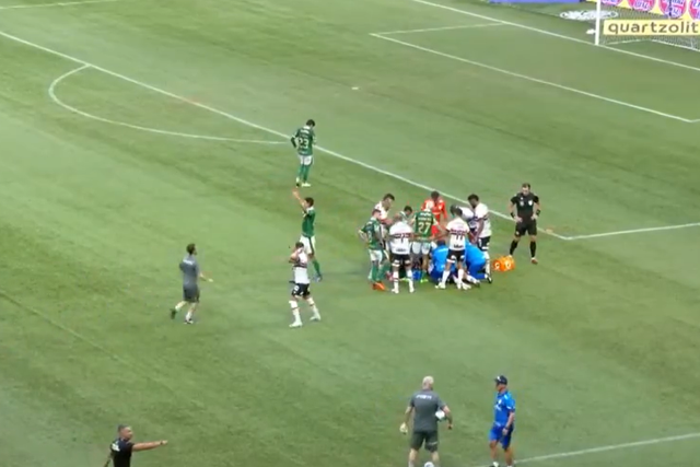 VÍDEO: jogador do São Paulo cai inanimado durante jogo com Palmeiras (imagens fortes)