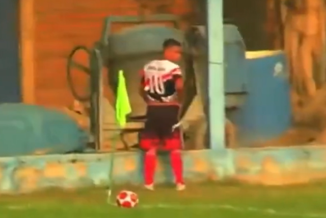 Jogador no Peru é expulso por urinar ao lado do campo (vídeo)