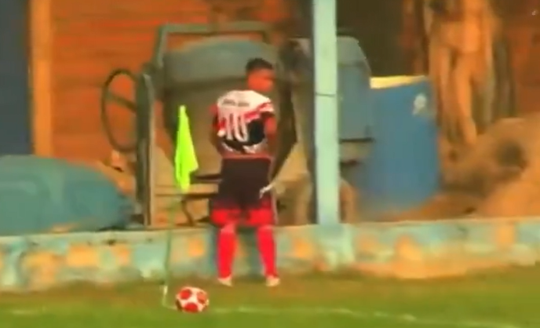 Jogador no Peru é expulso por urinar ao lado do campo (vídeo)