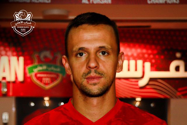 Mercado oficial: Paulo Sousa 'rouba' médio a Rui Vitória 