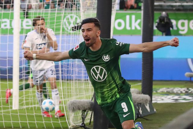 Amoura a festejar com a camisola do Wolfsburgo