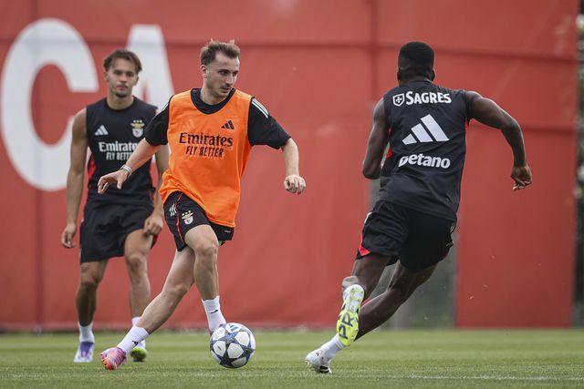 Akturkoglu sorridente no último treino do Benfica antes de Istambul