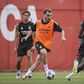 Akturkoglu sorridente no último treino do Benfica antes de Istambul