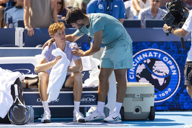 Carlos Alcaraz reconforta Jannik Sinner depois deste ter desistido         Fotografia Imago