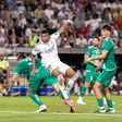 Kylian Mbappé cai de costas sobre o número 3 do Tirol, David Gugganig, durante o jogo particular com o Tirol. David Gugganing dobra-se sob o impacto do jogador francês