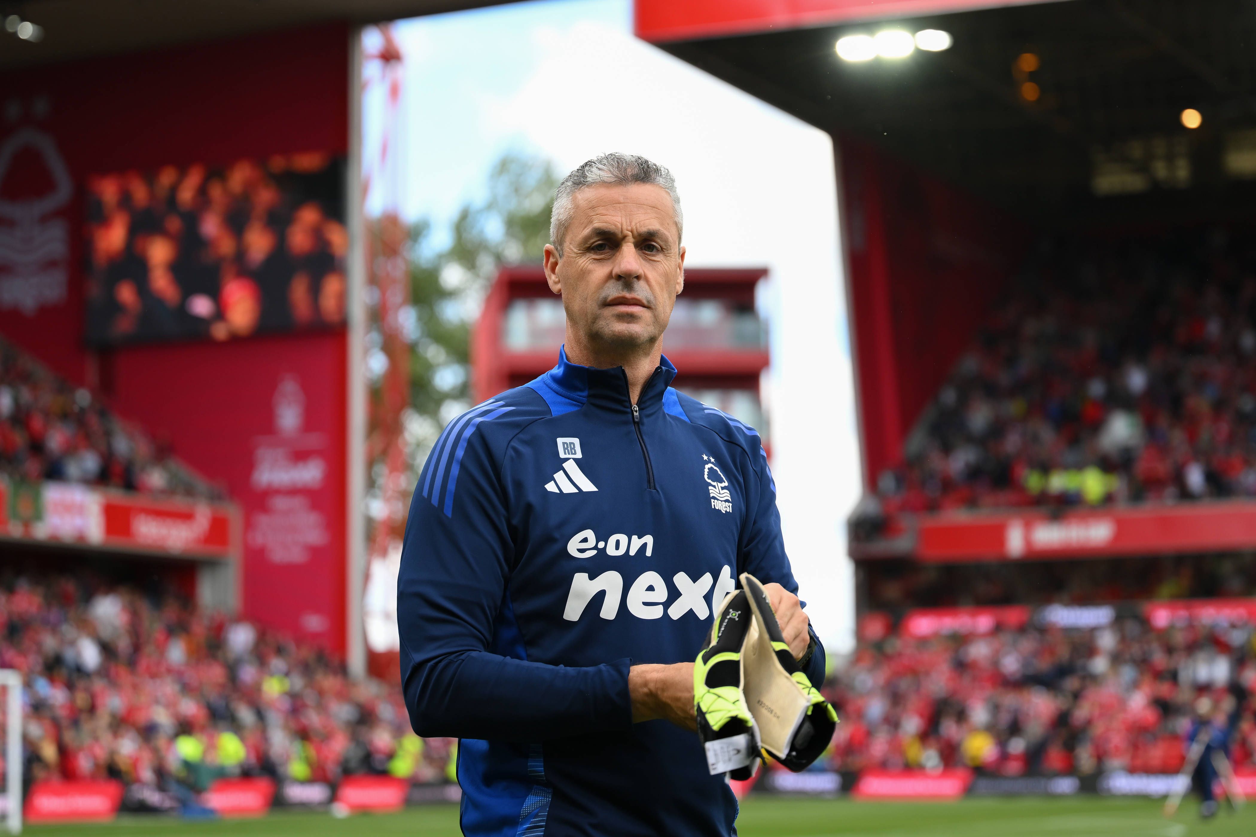 Rui Barbosa, treinador de guarda-redes do Nottingham Forest levou seis ponto na cabeça Foto: IMAGO