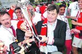 José Antonio Camacho com a Taça de Portugal de 2004, no Estádio Nacional