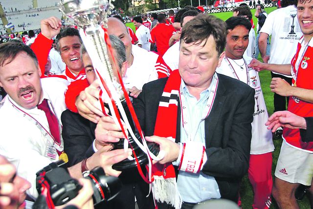 José Antonio Camacho com a Taça de Portugal de 2004, no Estádio Nacional