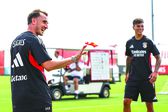 Akturkoglu sorridente no treino do Benfica
