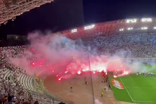 Jogadores do Hajduk Split recebidos pelos adeptos com... tochas