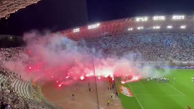 Jogadores do Hajduk recebidos com tochas quando iam festejar com os adeptos