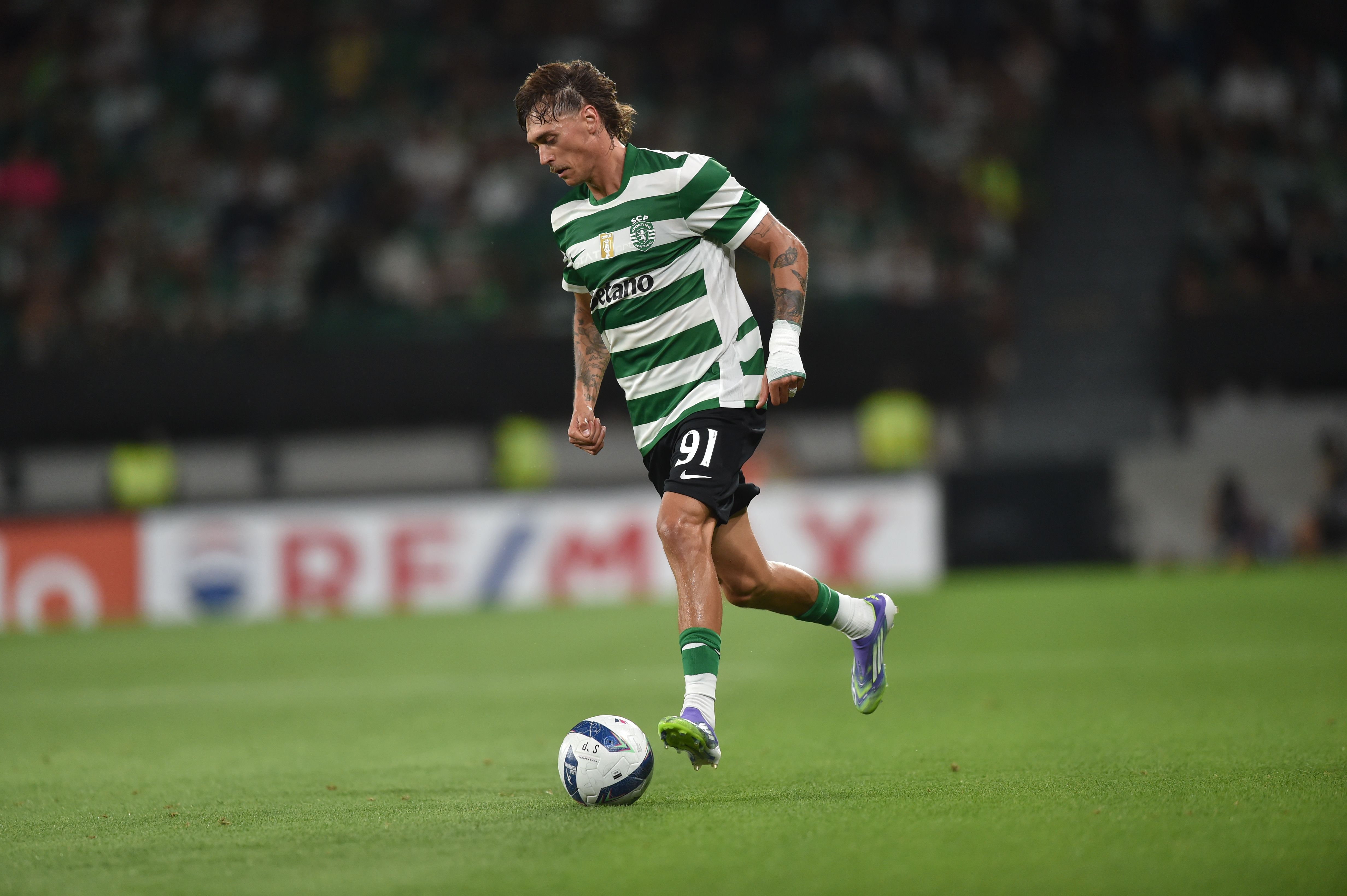 Ricardo Mangas, que bisou no 6-0 do Sporting frente ao Arouca no domingo, 18 de agosto, tem a bola controlada e prepara-se para subir no terreno