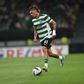 Ricardo Mangas, que bisou no 6-0 do Sporting frente ao Arouca no domingo, 18 de agosto, tem a bola controlada e prepara-se para subir no terreno