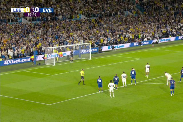 Festa no regresso do Leeds à Premier League graças a este golo