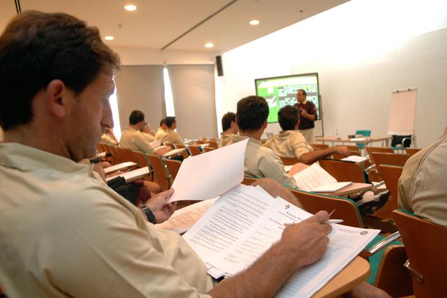 Curso de treinadores em 2006 — há 20 anos a gestão da carga cognitiva ainda era filão por explorar. Foto A BOLA