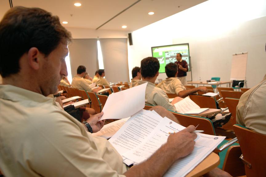 Curso de treinadores em 2006 — há 20 anos a gestão da carga cognitiva ainda era filão por explorar. Foto A BOLA