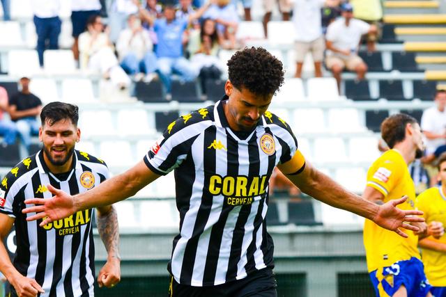 Léo Santos completou 50 jogos pelo Nacional,no jogo com o Estoril. -Foto: NACIONAL