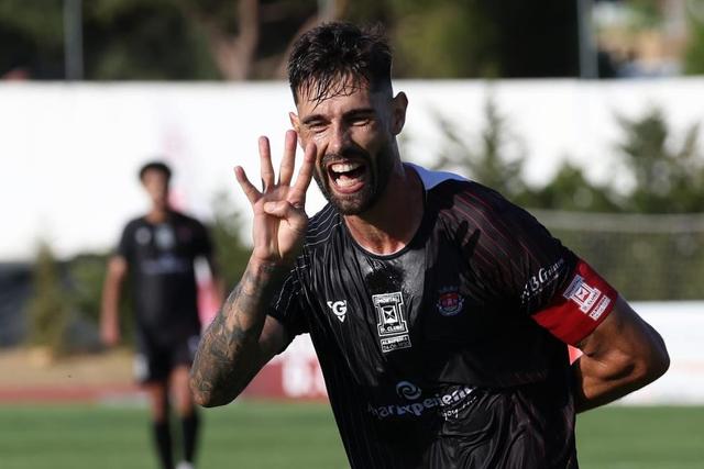 Marocas celebra o quarto golo da conta pessoal contra o 1.º Dezembro - Foto: Paulo Santos/Imortal