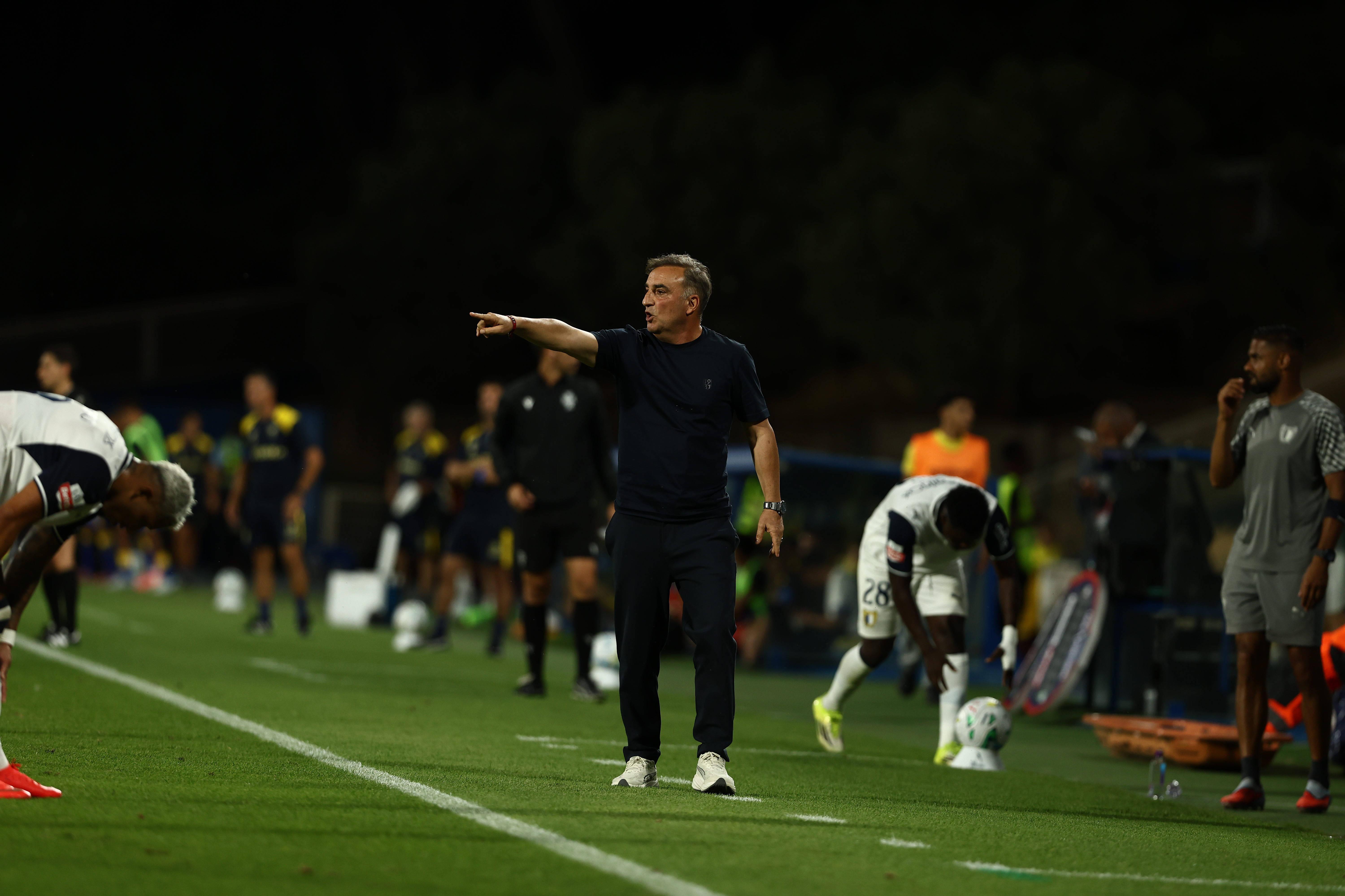 Carlos Carvalhal aponta à primeira vitória na Liga ao leme do Famalicão