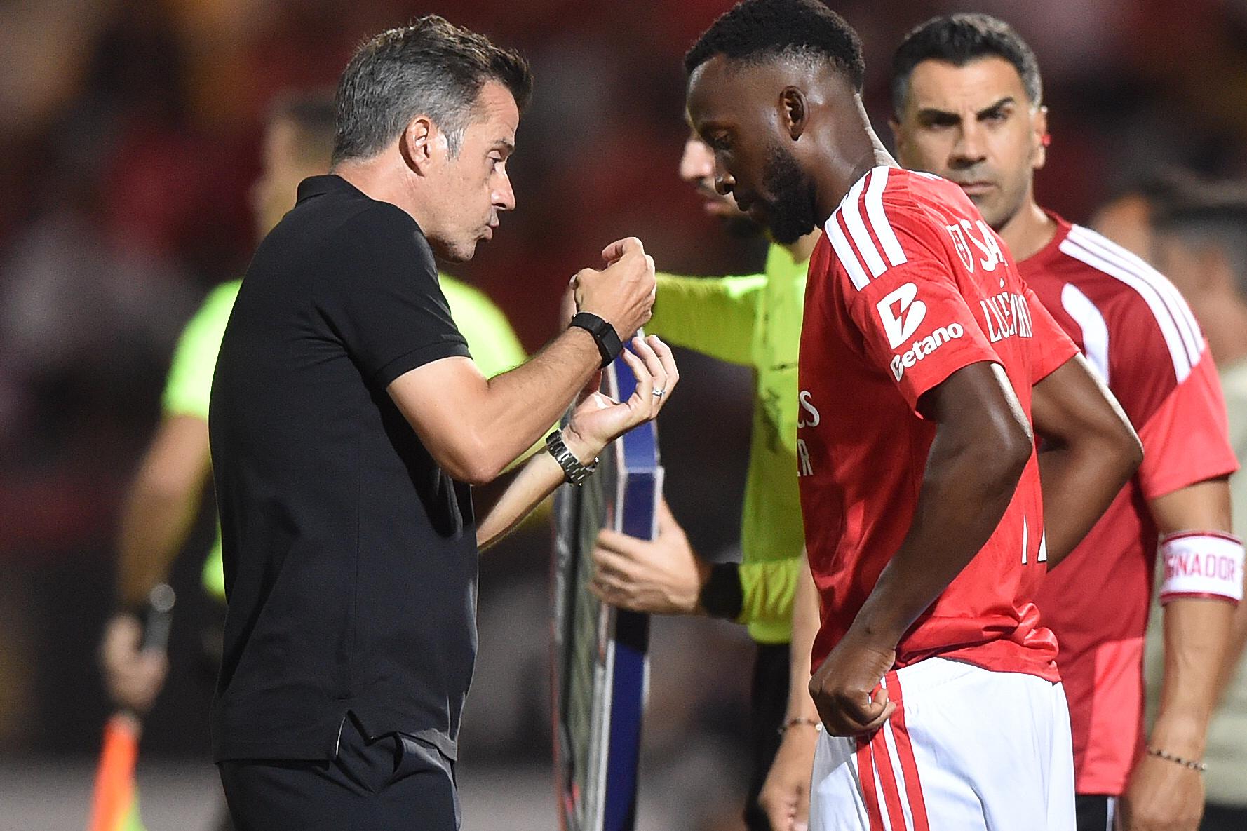 Marco Silva dá instruções a Lukebakio antes de fazê-lo entrar no jogo com o Casa Pia — Foto: Miguel Nunes