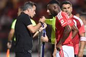 Marco Silva dá instruções a Lukebakio antes de fazê-lo entrar no jogo com o Casa Pia — Foto: Miguel Nunes