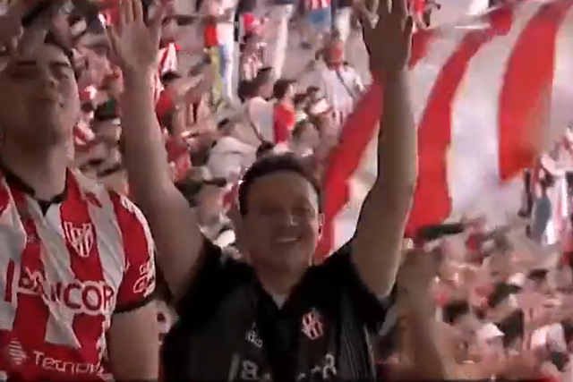 VÍDEO: o belo momento no estádio entre pai e filho, adeptos de clubes rivais