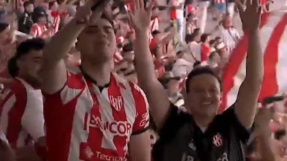 VÍDEO: o belo momento no estádio entre pai e filho, adeptos de clubes rivais