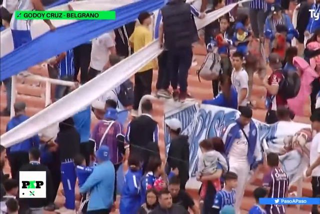 Caos em jogo na Argentina e bebé teve de ser resgatado no meio da confusão