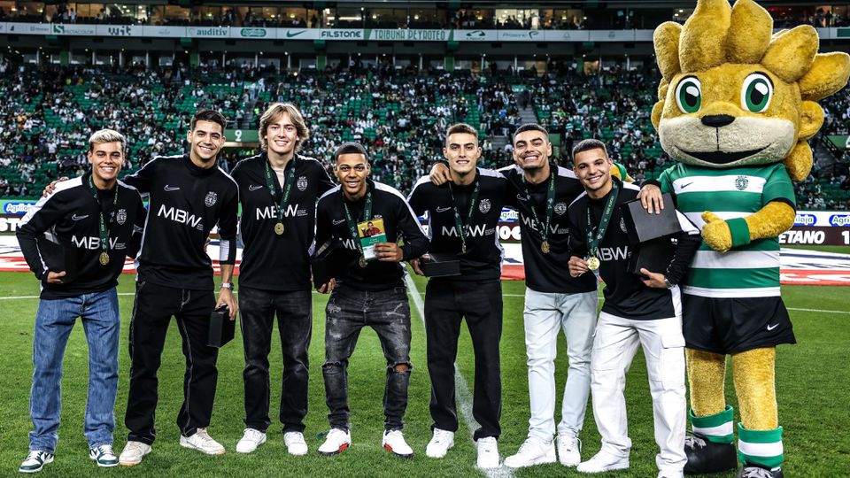 Atletas do Sporting e campeões europeus de Futsal homenageados em Alvalade