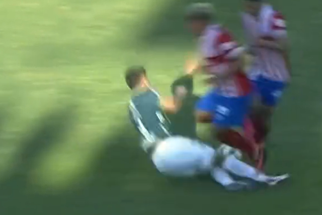 VÍDEO: defesa derruba dois adversários com carrinho violento e é expulso