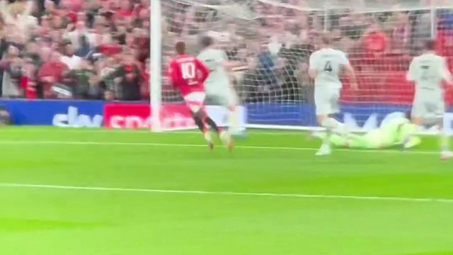 O sonho de qualquer fã do Manchester United: adepto viu o jogo colado ao banco