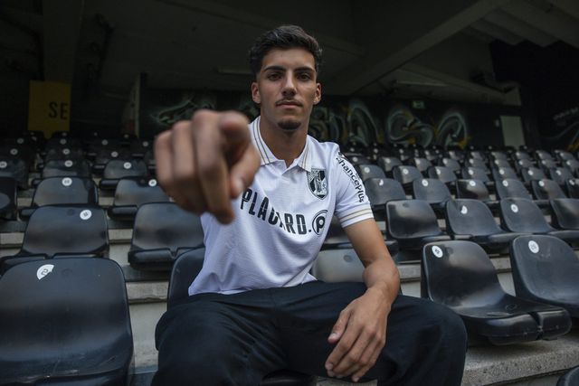 No mesmo dia, Rika treina com a equipa principal e renova contrato com o Vitória de Guimarães